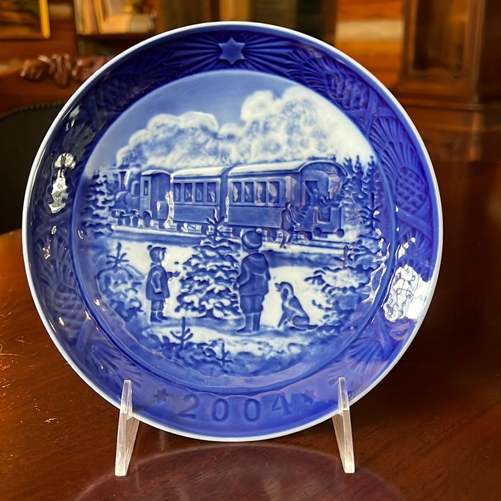 Royal Copenhagen Blue & White Annual Christmas Plate - 2004
